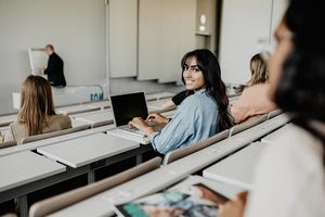Das Lernen erfolgt in kleinen Gruppen und mit moderner Technik.