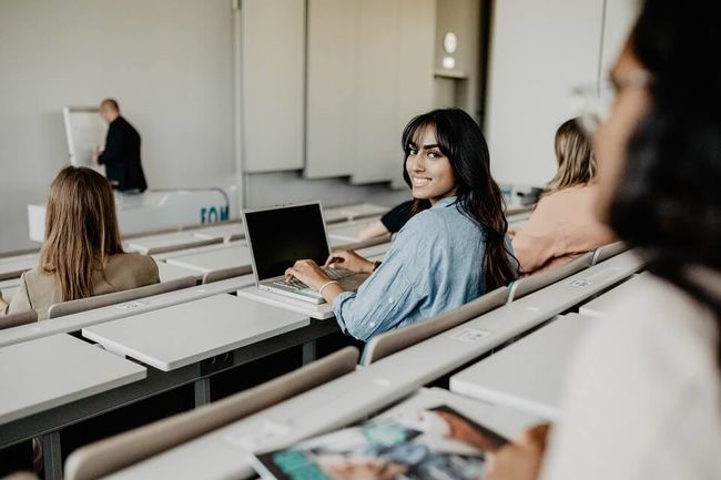 Das Lernen erfolgt in kleinen Gruppen und mit moderner Technik.