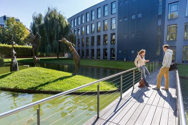 Erfolgreich studieren am modernen Campus der SRH Hochschule Heidelberg.