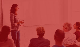 Eine Gruppe von berufsbegleitenden Studenten nimmt am Präsenzunterricht für Wirtschaftspsychologie teil