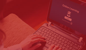 Eine Fernstudentin für Wirtschaftspsychologie sitzt am Laptop, um zu lernen