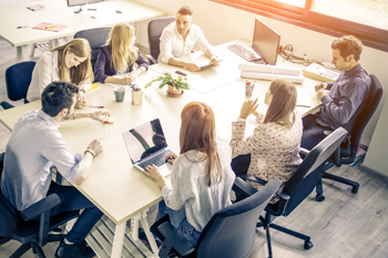 Kollegen bei Teambesprechung