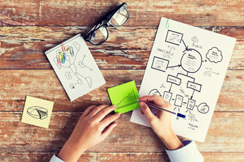 Hände fertigen Skizzen an