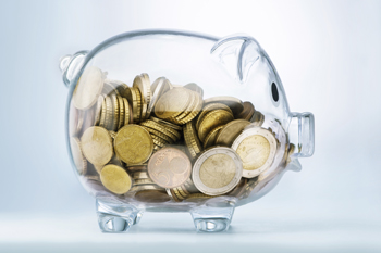 In einem durchsichtigen Sparschwein befinden sich viele Münzen