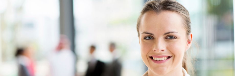 Eine Karriereberaterin lacht in die Kamera