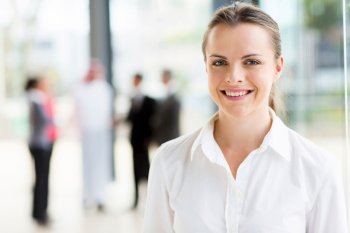 Eine Karriereberaterin sieht lächelnd in die Kamera