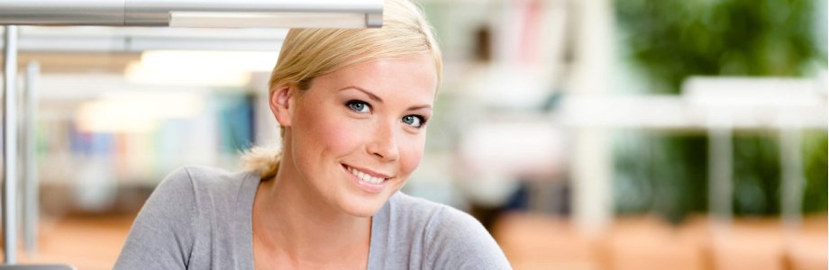 Eine Personalkoordinatorin sitzt am Schreibtisch