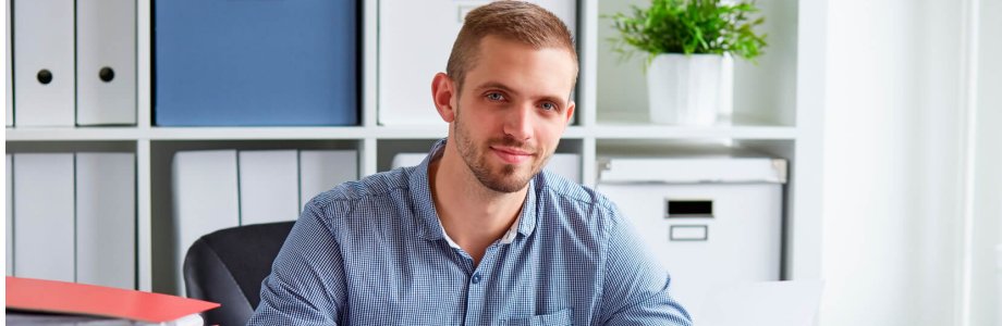 Ein Manager sitzt im Büro