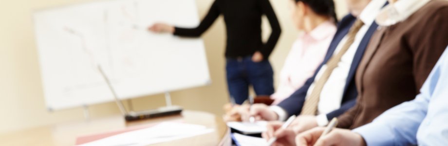 Teilnehmer und Dozent in Seminarraum