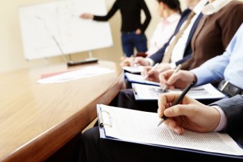 Teilnehmer und Dozent in Seminarraum