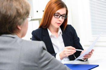 Geschäftsfrau im Gespräch mit Bewerber