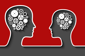 Zwei Köpfe mit Zahnrädern im Kopf