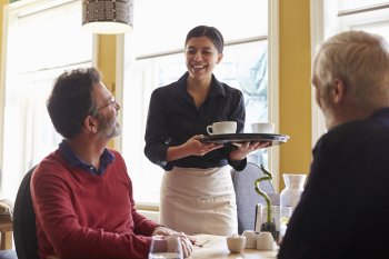 Studentin, die als Kellnerin arbeitet