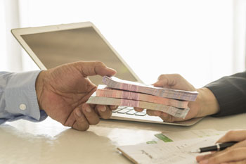 Geld wird über Tisch gereicht