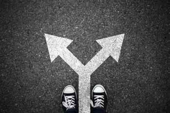 Pfeile auf dem Boden, die in zwei Richtungen zeigen