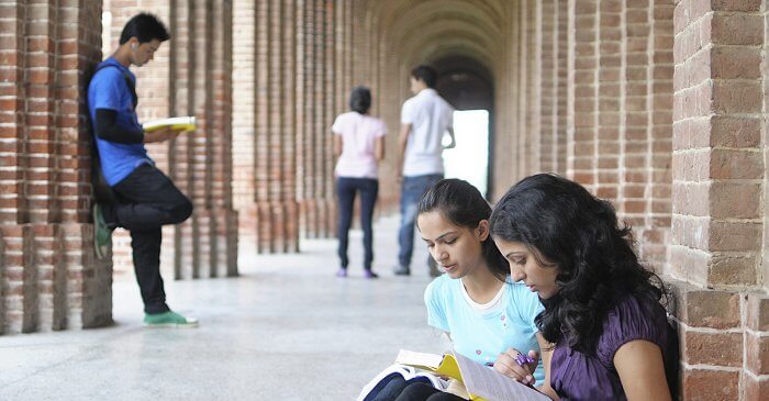 Studierende auf Campus