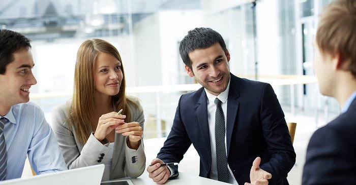 Vier Geschäftsleute im Meeting