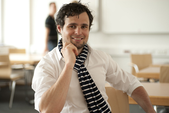 Junger Mann in Seminarraum