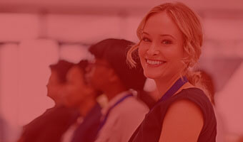 Geschäftsfrau lächelt in die Kamera