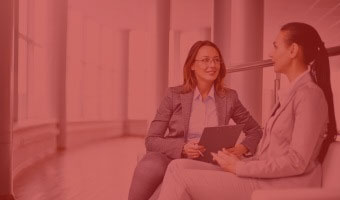 Personalpsychologin sitzt mit Kollegin auf einer Bank