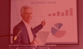 Geschäftsmann steht vor einer Tafel mit Statistiken.