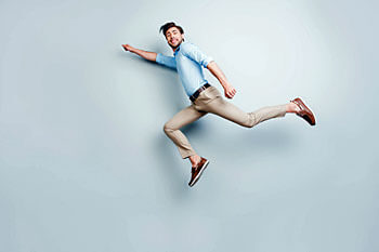 Mann springt in die Luft.
