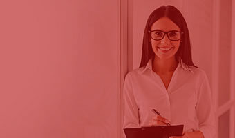 Business-Frau steht vor einer Wand.