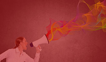 Frau brüllt in ein Megaphon.