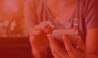 Frau hält ein Handy in der Hand.