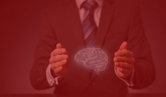 Geschäftsmann im Anzug hält Weltkugel in der Hand.