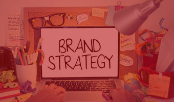 Computer in einem bunen Marketing-Büro.